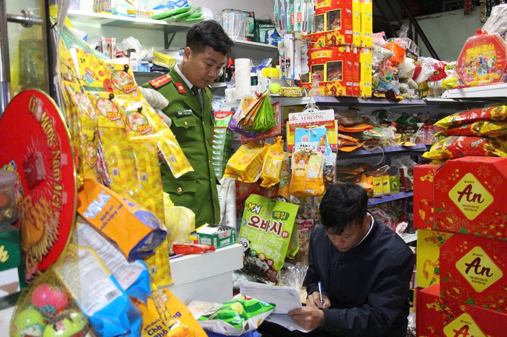 ĐOÀN KIỂM TRA UBND XÃ PHÚC SƠN TỔ CHỨC KIỂM TRA, HƯỚNG DẪN CÔNG TÁC PCCC ĐỐI VỚI CÁC CƠ SỞ KINH DOANH KHÍ GA, CỬA HÀNG TẠP HÓA TRÊN ĐỊA BÀN XÃ- Ảnh 3.