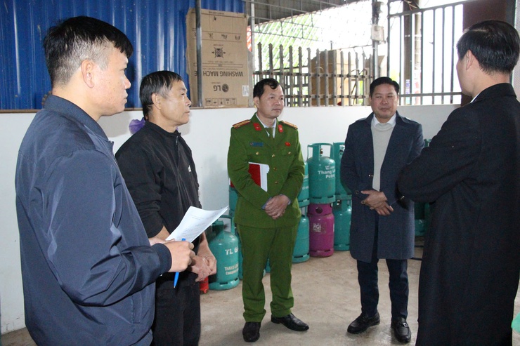 ĐOÀN KIỂM TRA UBND XÃ PHÚC SƠN TỔ CHỨC KIỂM TRA, HƯỚNG DẪN CÔNG TÁC PCCC ĐỐI VỚI CÁC CƠ SỞ KINH DOANH KHÍ GA, CỬA HÀNG TẠP HÓA TRÊN ĐỊA BÀN XÃ- Ảnh 2.