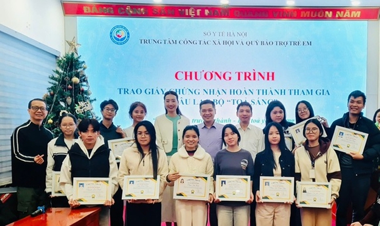 Sinh hoạt thường kỳ tháng 2 và trao Giấy chứng nhận hoàn thành tham gia sinh hoạt cho 15 thành viên Câu lạc bộ “Tỏa sáng” - Ảnh 1.