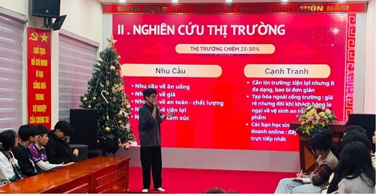 Sinh hoạt thường kỳ tháng 2 và trao Giấy chứng nhận hoàn thành tham gia sinh hoạt cho 15 thành viên Câu lạc bộ “Tỏa sáng” - Ảnh 2.