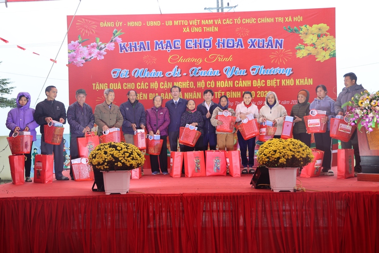 Chương trình "Tết Nhân ái – Xuân yêu thương" mang Tết ấm đến người dân xã Ứng Thiên

- Ảnh 9.