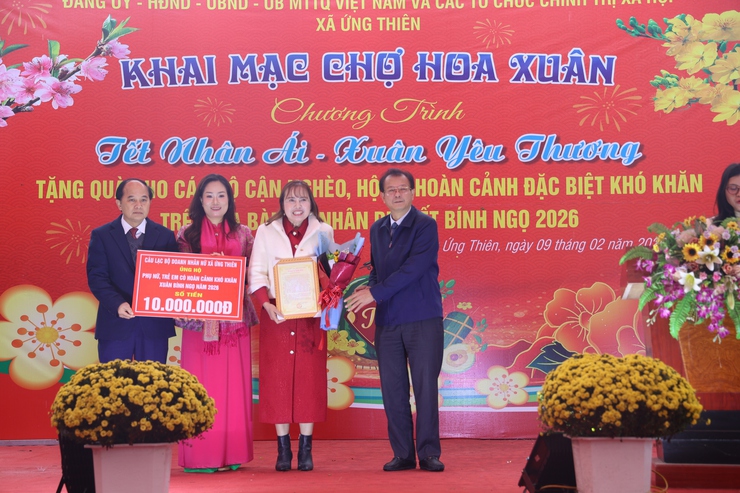 Chương trình "Tết Nhân ái – Xuân yêu thương" mang Tết ấm đến người dân xã Ứng Thiên

- Ảnh 8.