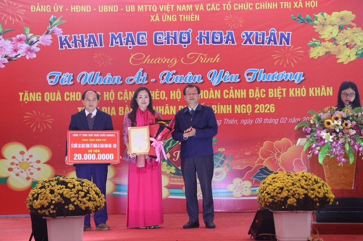 Chương trình "Tết Nhân ái – Xuân yêu thương" mang Tết ấm đến người dân xã Ứng Thiên

- Ảnh 5.