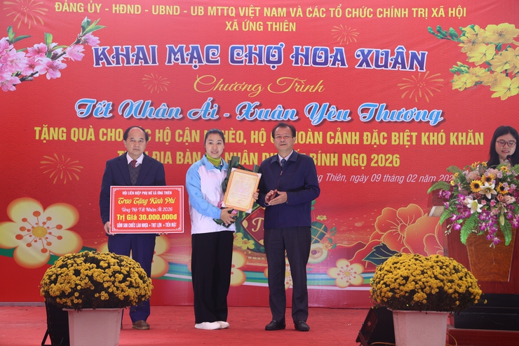 Chương trình "Tết Nhân ái – Xuân yêu thương" mang Tết ấm đến người dân xã Ứng Thiên

- Ảnh 6.