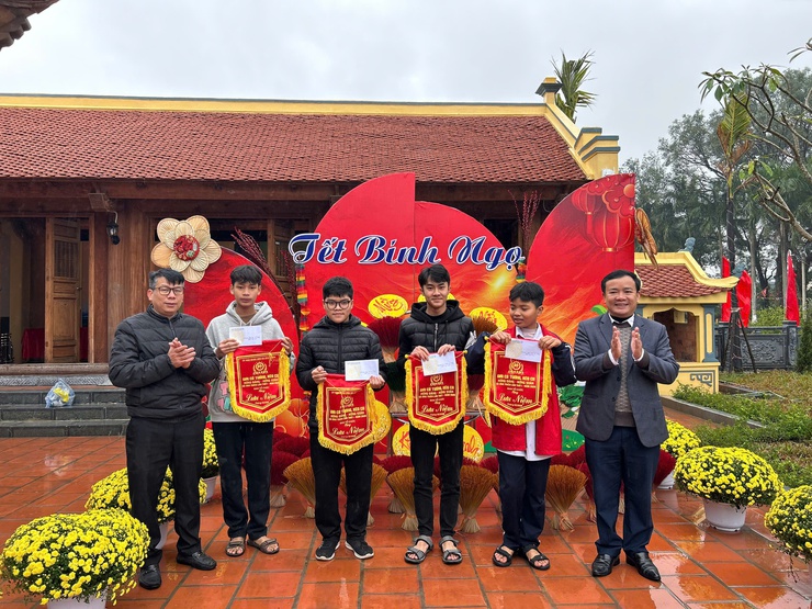 Chương trình "Tết Nhân ái – Xuân yêu thương" mang Tết ấm đến người dân xã Ứng Thiên

- Ảnh 22.