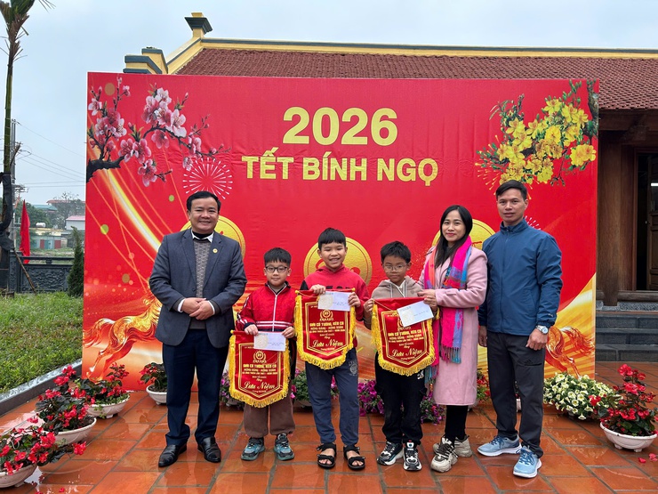 Chương trình "Tết Nhân ái – Xuân yêu thương" mang Tết ấm đến người dân xã Ứng Thiên

- Ảnh 23.