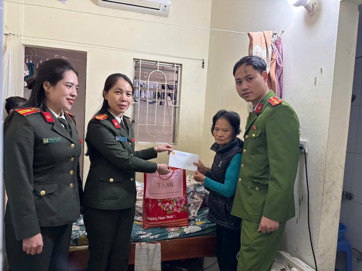 CÔNG AN PHƯỜNG YÊN NGHĨA TỔ CHỨC HOẠT ĐỘNG TRI ÂN, TẶNG QUÀ NHÂN DỊP TẾT BÍNH NGỌ 2026- Ảnh 2.