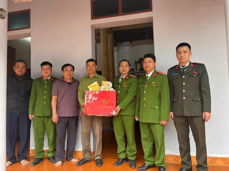 CÔNG AN PHƯỜNG YÊN NGHĨA TỔ CHỨC HOẠT ĐỘNG TRI ÂN, TẶNG QUÀ NHÂN DỊP TẾT BÍNH NGỌ 2026- Ảnh 3.