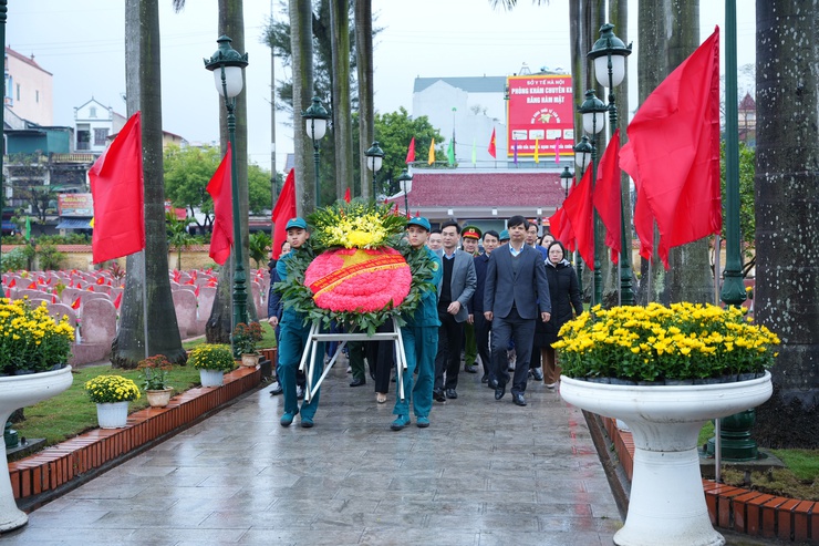 Lãnh đạo Phù Đổng viếng nghĩa trang nhân dịp Bính Ngọ 2026- Ảnh 1.