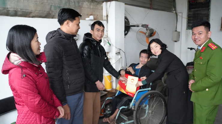 ẤM ÁP NGHĨA TÌNH: LÃNH ĐẠO XÃ THĂM, CHÚC TẾT CÁC GIA ĐÌNH CHÍNH SÁCH- Ảnh 5.