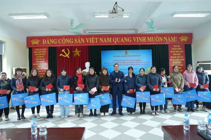 Lãnh đạo LĐLĐ thành phố Hà Nội trao quà cho đoàn viên, người lao động có hoàn cảnh khó khăn tại xã Gia Lâm- Ảnh 5.