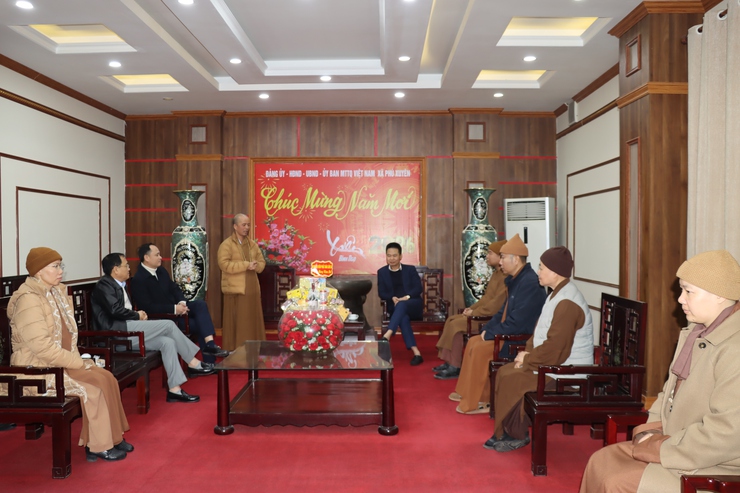 Ban đại diện Phật giáo liên xã thăm, chúc Tết Lãnh đạo Đảng ủy – UBND – UBMTTQ Việt Nam xã Phú Xuyên- Ảnh 1.