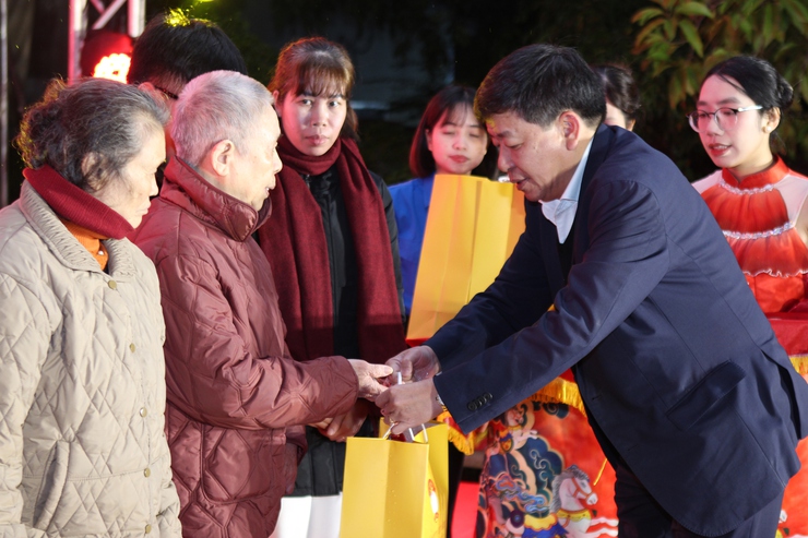 Mặt trận Tổ quốc Việt Nam phường Long Biên tổ chức chuỗi hoạt động "Xuân đoàn kết – Tết nhân ái" Bính Ngọ 2026, lan tỏa nghĩa tình, chăm lo toàn diện cho nhân dân- Ảnh 1.