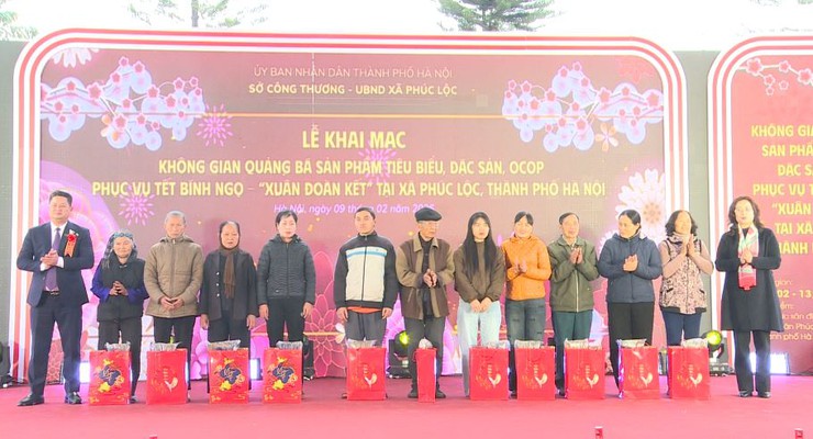 Phúc Lộc rộn ràng không gian quảng bá sản phẩm tiêu biểu, đặc sản, OCOP phục vụ Tết Nguyên đán Bính Ngọ - "Xuân đoàn kết" tại đình Vân Cốc- Ảnh 6.