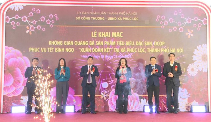 Phúc Lộc rộn ràng không gian quảng bá sản phẩm tiêu biểu, đặc sản, OCOP phục vụ Tết Nguyên đán Bính Ngọ - "Xuân đoàn kết" tại đình Vân Cốc- Ảnh 5.