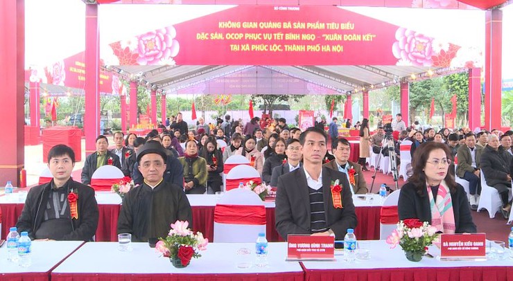 Phúc Lộc rộn ràng không gian quảng bá sản phẩm tiêu biểu, đặc sản, OCOP phục vụ Tết Nguyên đán Bính Ngọ - "Xuân đoàn kết" tại đình Vân Cốc- Ảnh 1.