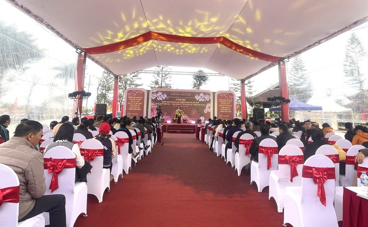 Phúc Lộc rộn ràng không gian quảng bá sản phẩm tiêu biểu, đặc sản, OCOP phục vụ Tết Nguyên đán Bính Ngọ - "Xuân đoàn kết" tại đình Vân Cốc- Ảnh 7.