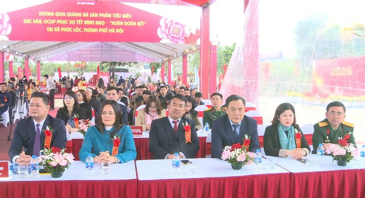 Phúc Lộc rộn ràng không gian quảng bá sản phẩm tiêu biểu, đặc sản, OCOP phục vụ Tết Nguyên đán Bính Ngọ - "Xuân đoàn kết" tại đình Vân Cốc- Ảnh 2.