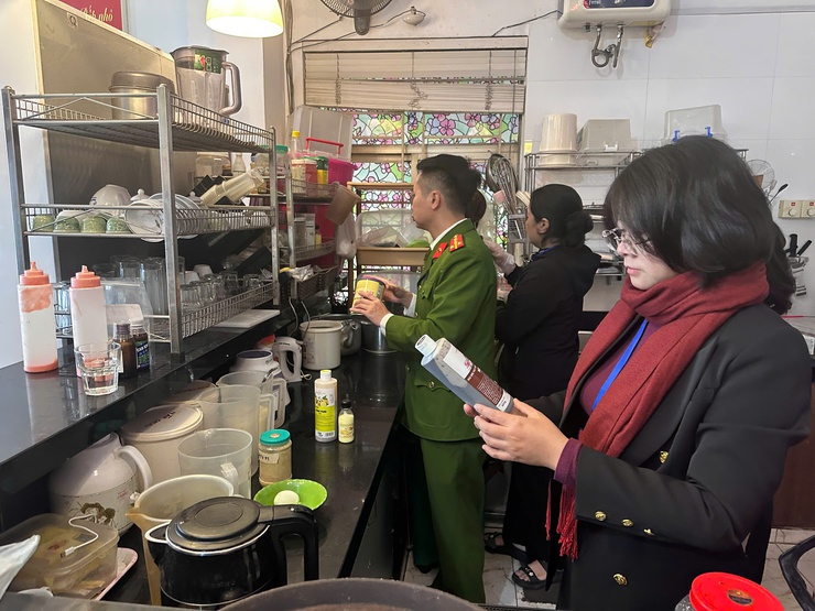 Phường Việt Hưng: Quyết liệt triển khai đảm bảo ATTP và kiểm tra hành nghề y dược dịp Tết nguyên đán 2026- Ảnh 4.