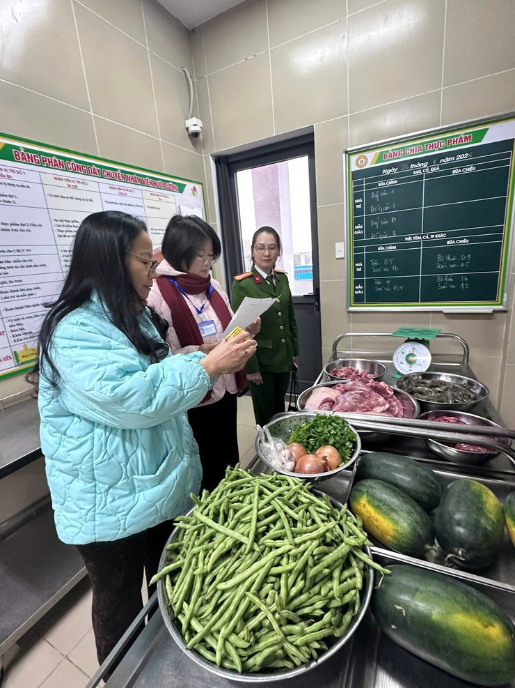 Phường Việt Hưng: Quyết liệt triển khai đảm bảo ATTP và kiểm tra hành nghề y dược dịp Tết nguyên đán 2026- Ảnh 3.