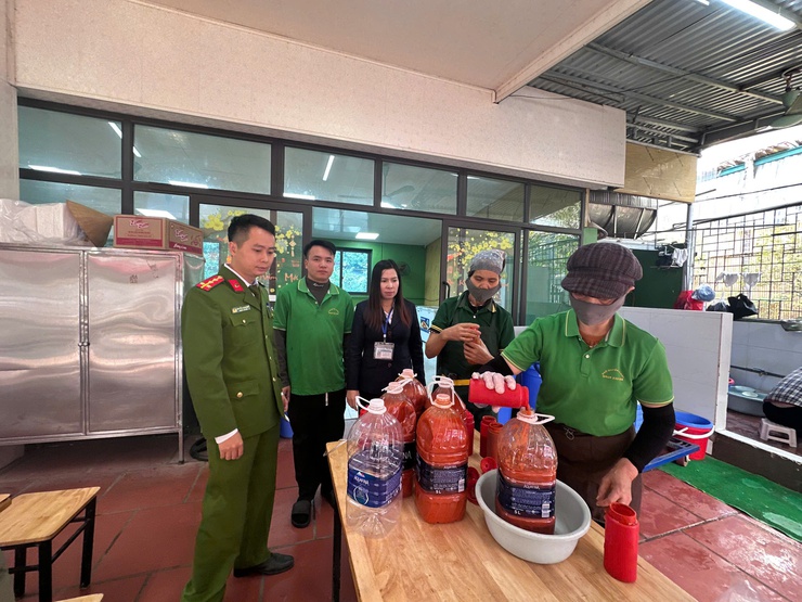 Phường Việt Hưng: Quyết liệt triển khai đảm bảo ATTP và kiểm tra hành nghề y dược dịp Tết nguyên đán 2026- Ảnh 1.