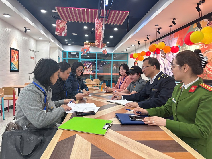 Phường Việt Hưng: Quyết liệt triển khai đảm bảo ATTP và kiểm tra hành nghề y dược dịp Tết nguyên đán 2026- Ảnh 7.