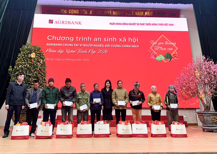 Chương trình "Tết Nhân ái – Xuân yêu thương" mang Tết ấm đến người dân xã Ứng Thiên

- Ảnh 28.