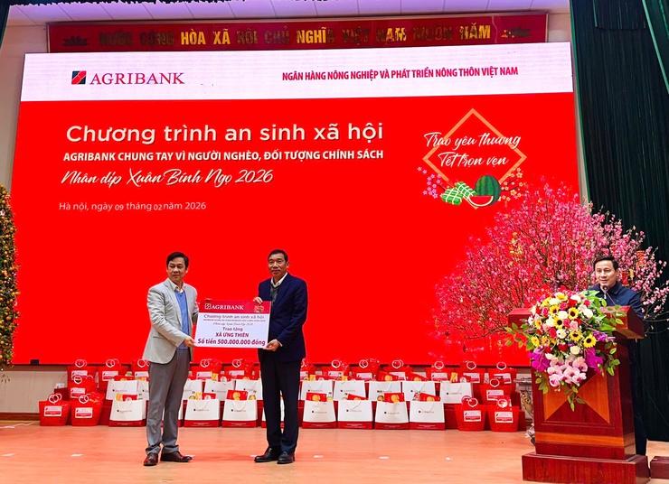 Chương trình "Tết Nhân ái – Xuân yêu thương" mang Tết ấm đến người dân xã Ứng Thiên

- Ảnh 25.