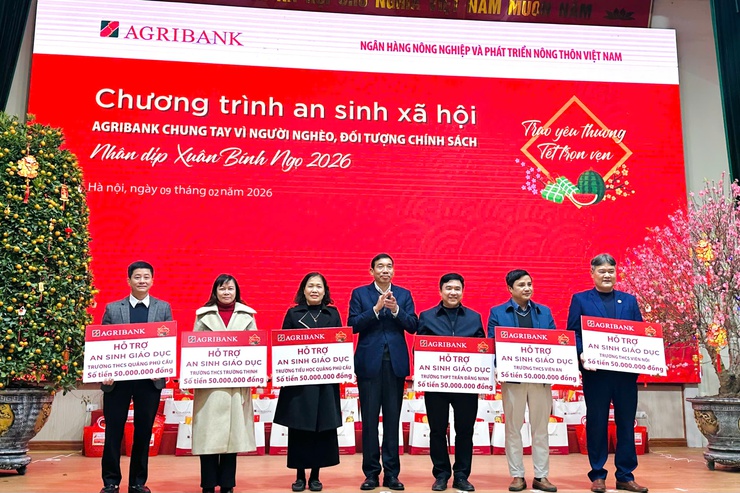 Chương trình "Tết Nhân ái – Xuân yêu thương" mang Tết ấm đến người dân xã Ứng Thiên

- Ảnh 26.