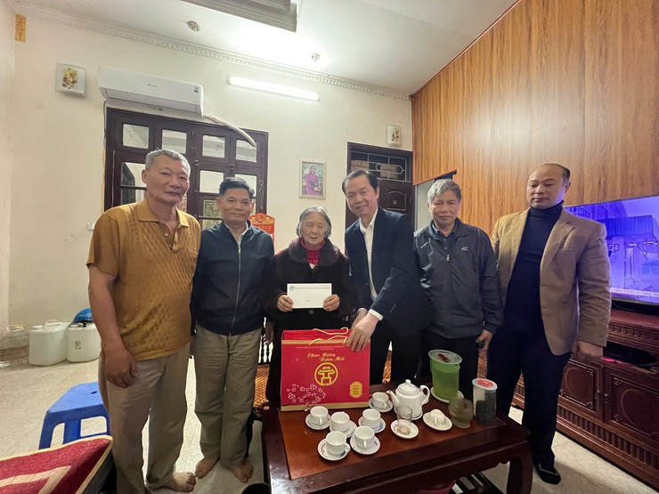 ĐỒNG CHÍ NGUYỄN VĂN HÁCH: PHÓ BÍ THƯ ĐẢNG ỦY, CHỦ TỊCH UBND PHƯỜNG ĐÔNG NGẠC THĂM HỎI VÀ TẶNG QUÀ CÁC GIA ĐÌNH CHÍNH SÁCH VÀ NGƯỜI CAO TUỔI NHÂN DỊP TẾT NGUYÊN ĐÁN BÍNH NGỌ 2026- Ảnh 1.