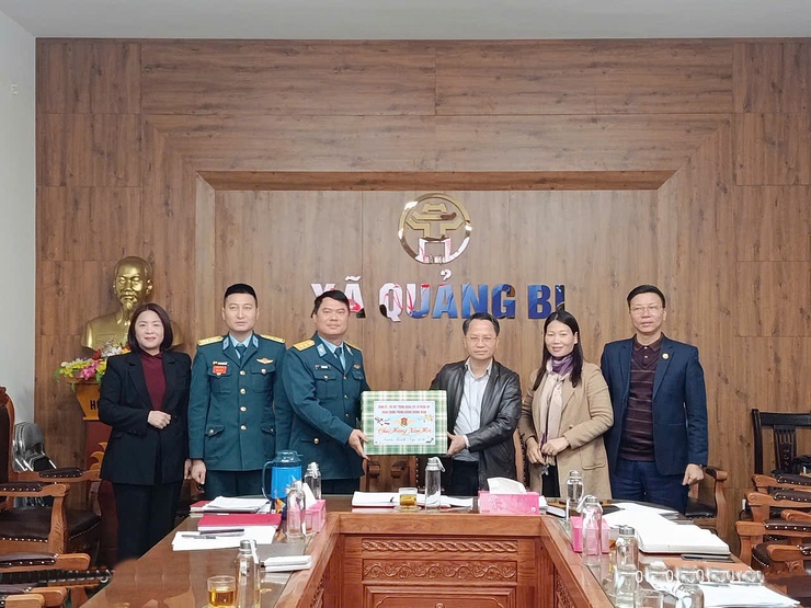 Trạm Rađa 26 thăm, chúc tết các đồng chí lãnh đạo UBND xã Quảng Bị- Ảnh 3.