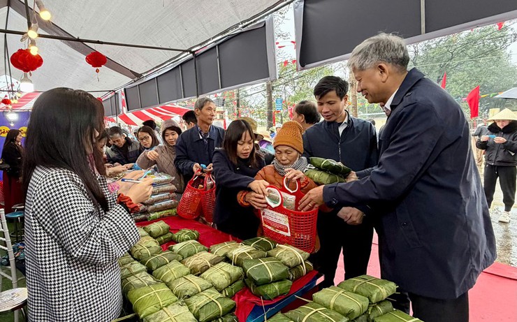 Chương trình "Tết Nhân ái – Xuân yêu thương" mang Tết ấm đến người dân xã Ứng Thiên

- Ảnh 12.