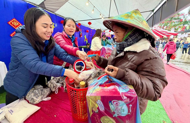Chương trình "Tết Nhân ái – Xuân yêu thương" mang Tết ấm đến người dân xã Ứng Thiên

- Ảnh 13.