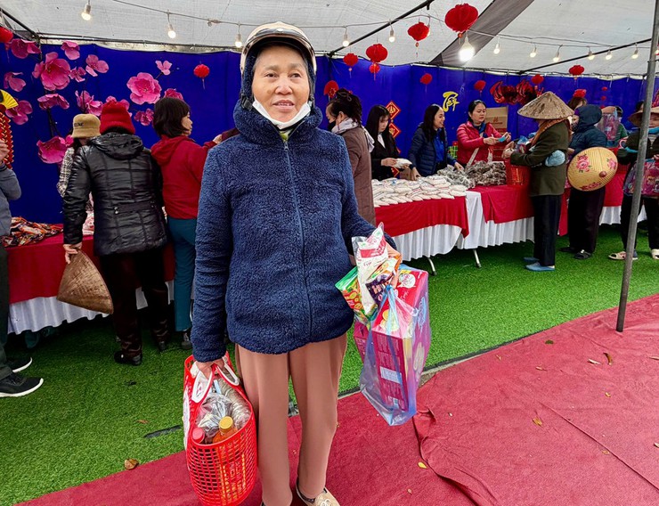 Chương trình "Tết Nhân ái – Xuân yêu thương" mang Tết ấm đến người dân xã Ứng Thiên

- Ảnh 11.