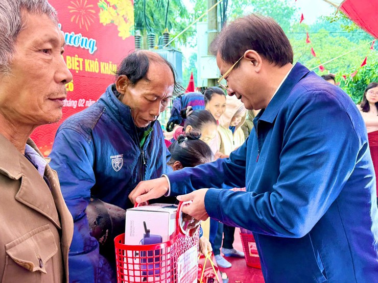 Chương trình "Tết Nhân ái – Xuân yêu thương" mang Tết ấm đến người dân xã Ứng Thiên

- Ảnh 10.