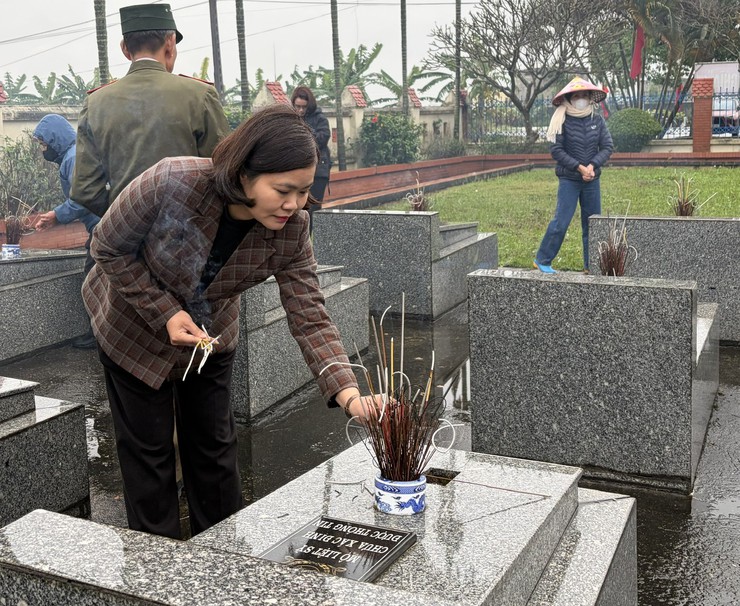 Lãnh đạo xã Nội Bài dâng hương tại Nghĩa trang Liệt sỹ nhân dịp Tết Nguyên đán Bính Ngọ 2026- Ảnh 5.