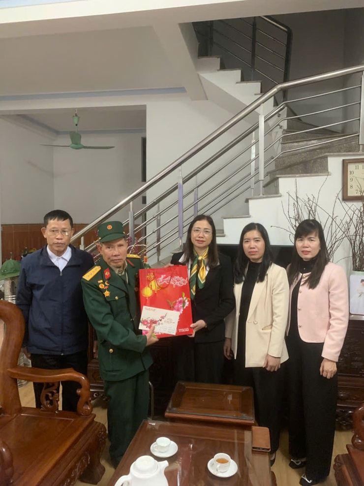 XÃ THẠCH THẤT TỔ CHỨC THĂM, TẶNG QUÀ ĐỐI TƯỢNG CHÍNH SÁCH, NGƯỜI CAO TUỔI TRÒN 100 TUỔI NHÂN DỊP TẾT NGUYÊN ĐÁN BÍNH NGỌ 2026 - Ảnh 10.