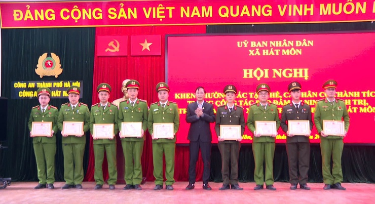 UBND xã Hát Môn tổ chức hội nghị khen thưởng các tập thể và cá nhân có thành tích xuất sắc trong công tác đảm bảo an ninh chính trị, trật tự an toàn xã hội trên địa bàn xã Hát Môn.- Ảnh 5.