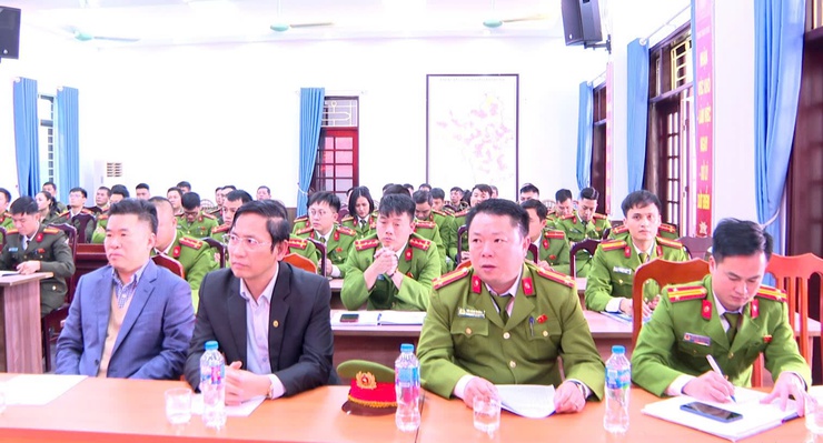 UBND xã Hát Môn tổ chức hội nghị khen thưởng các tập thể và cá nhân có thành tích xuất sắc trong công tác đảm bảo an ninh chính trị, trật tự an toàn xã hội trên địa bàn xã Hát Môn.- Ảnh 1.