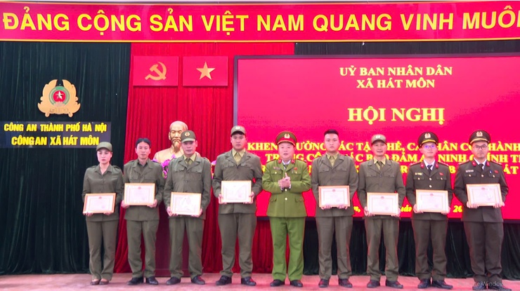 UBND xã Hát Môn tổ chức hội nghị khen thưởng các tập thể và cá nhân có thành tích xuất sắc trong công tác đảm bảo an ninh chính trị, trật tự an toàn xã hội trên địa bàn xã Hát Môn.- Ảnh 6.