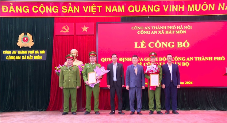 UBND xã Hát Môn tổ chức hội nghị khen thưởng các tập thể và cá nhân có thành tích xuất sắc trong công tác đảm bảo an ninh chính trị, trật tự an toàn xã hội trên địa bàn xã Hát Môn.- Ảnh 7.