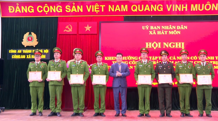 UBND xã Hát Môn tổ chức hội nghị khen thưởng các tập thể và cá nhân có thành tích xuất sắc trong công tác đảm bảo an ninh chính trị, trật tự an toàn xã hội trên địa bàn xã Hát Môn.- Ảnh 4.