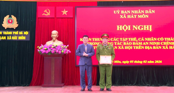 UBND xã Hát Môn tổ chức hội nghị khen thưởng các tập thể và cá nhân có thành tích xuất sắc trong công tác đảm bảo an ninh chính trị, trật tự an toàn xã hội trên địa bàn xã Hát Môn.- Ảnh 3.