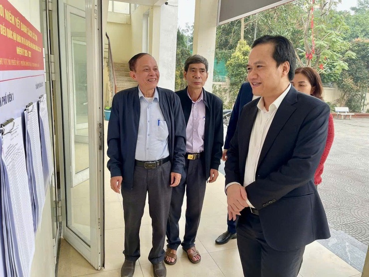 BAN CHỈ ĐẠO BẦU CỬ ĐẠI BIỂU QUỐC HỘI KHÓA XVI VÀ ĐẠI BIỂU HĐND CÁC CẤP NHIỆM KỲ 2026 - 2031 PHƯỜNG ĐÔNG NGẠC KIỂM TRA VIỆC NIÊM YẾT DANH SÁCH CỬ TRI- Ảnh 2.