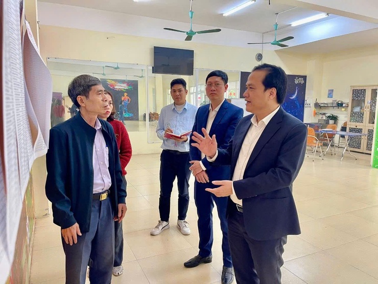 BAN CHỈ ĐẠO BẦU CỬ ĐẠI BIỂU QUỐC HỘI KHÓA XVI VÀ ĐẠI BIỂU HĐND CÁC CẤP NHIỆM KỲ 2026 - 2031 PHƯỜNG ĐÔNG NGẠC KIỂM TRA VIỆC NIÊM YẾT DANH SÁCH CỬ TRI- Ảnh 1.