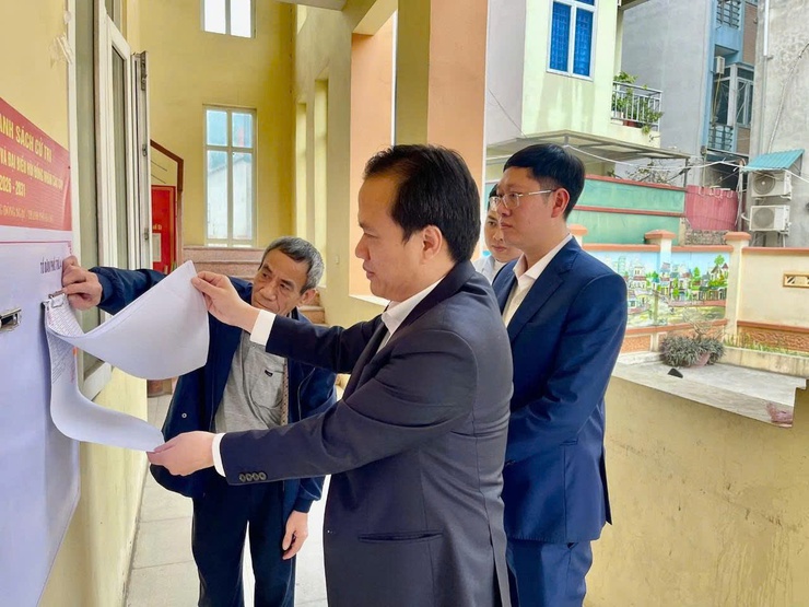 BAN CHỈ ĐẠO BẦU CỬ ĐẠI BIỂU QUỐC HỘI KHÓA XVI VÀ ĐẠI BIỂU HĐND CÁC CẤP NHIỆM KỲ 2026 - 2031 PHƯỜNG ĐÔNG NGẠC KIỂM TRA VIỆC NIÊM YẾT DANH SÁCH CỬ TRI- Ảnh 3.