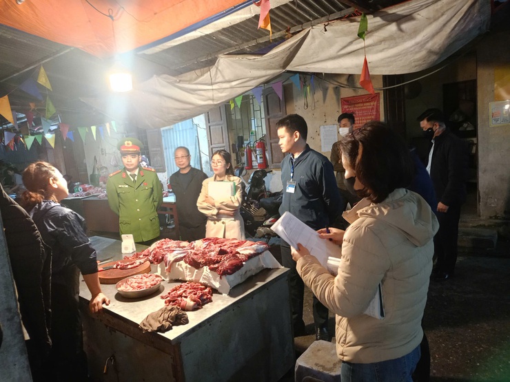 PHƯỜNG ĐÔNG NGẠC KIỂM TRA CÔNG TÁC ĐẢM BẢO AN TOÀN THỰC PHẨM DỊP TẾT NGUYÊN ĐÁN BÍNH NGỌ NĂM 2026- Ảnh 3.