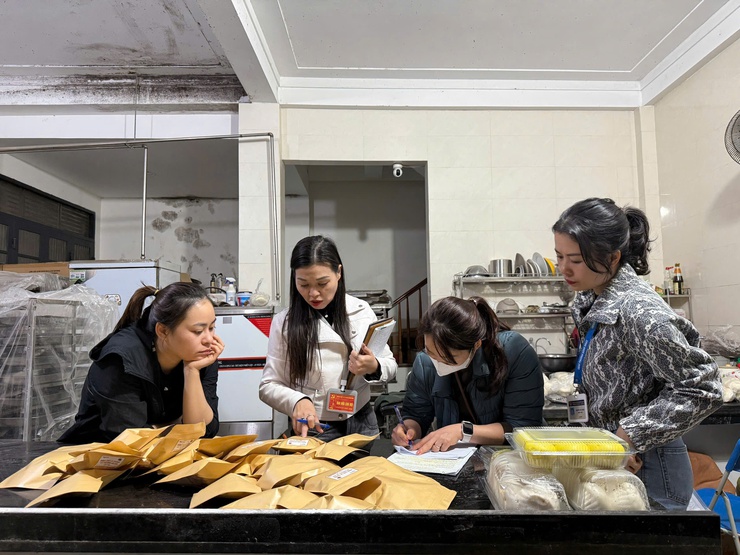 PHƯỜNG ĐÔNG NGẠC KIỂM TRA CÔNG TÁC ĐẢM BẢO AN TOÀN THỰC PHẨM DỊP TẾT NGUYÊN ĐÁN BÍNH NGỌ NĂM 2026- Ảnh 4.