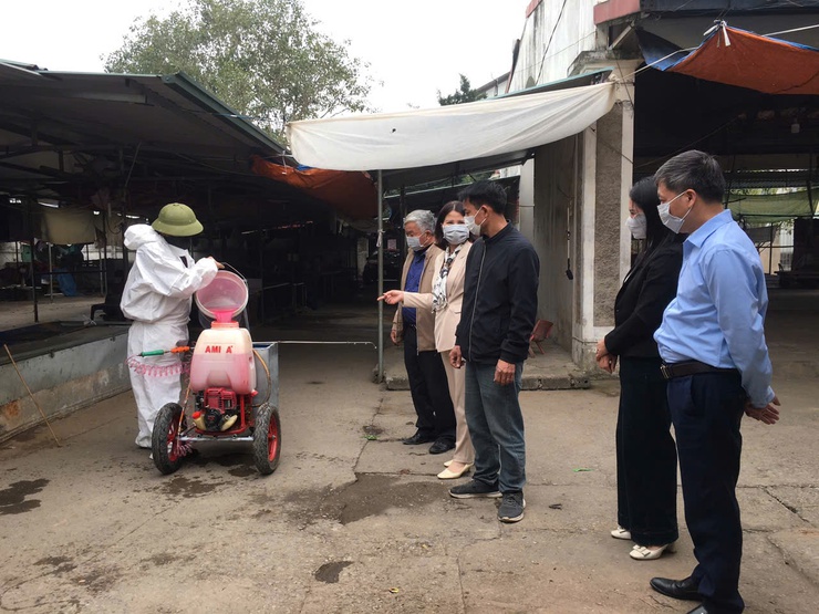 XÃ HÒA XÁ TRIỂN KHAI VỆ SINH, KHỬ TRÙNG, TIÊU ĐỘC MÔI TRƯỜNG PHÒNG, CHỐNG DỊCH BỆNH GIA SÚC, GIA CẦM DỊP TẾT NGUYÊN ĐÁN 2026- Ảnh 3.