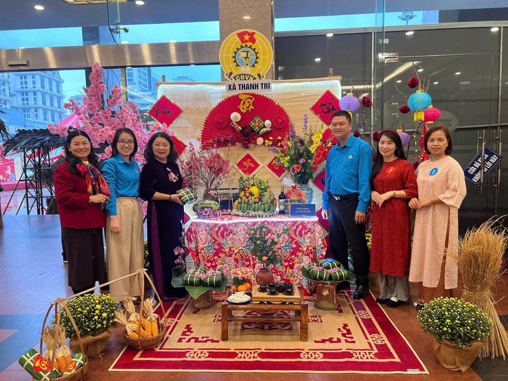 CÔNG ĐOÀN XÃ THANH TRÌ THAM GIA HỘI CHỢ CÔNG ĐOÀN THÀNH PHỐ HÀ NỘI VÀ HỘI THI GÓI BÁNH CHƯNG, BẦY MÂM QUẢ TẾT- Ảnh 1.